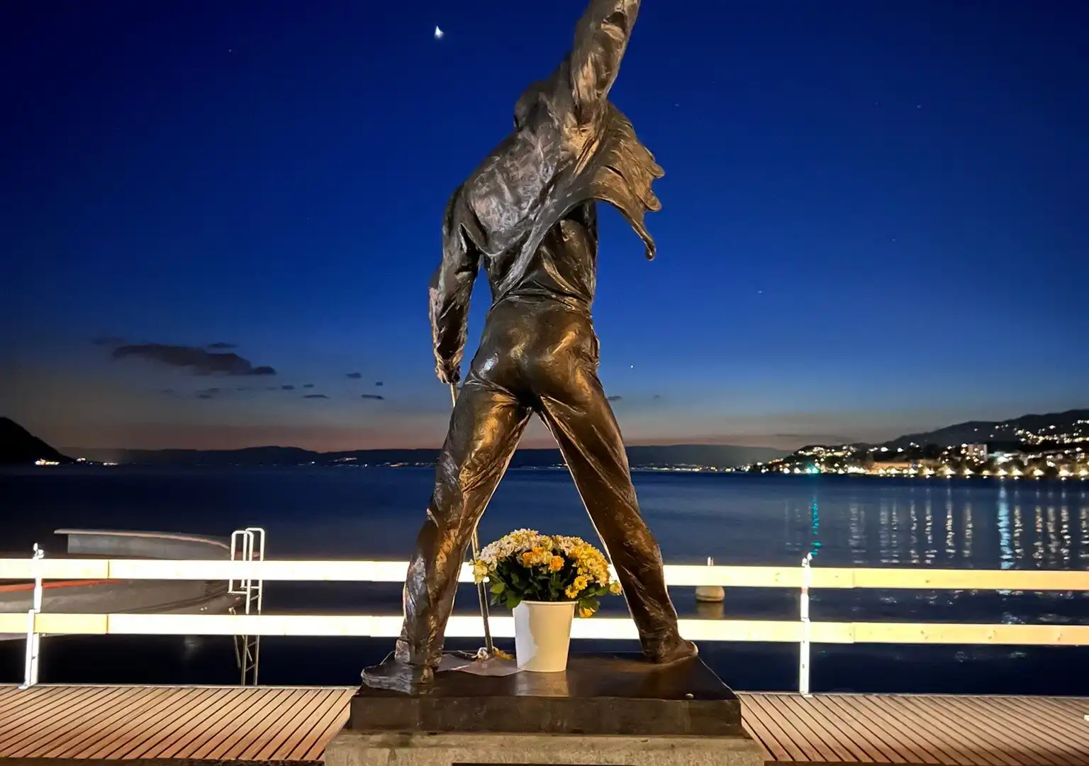 Hotels near Freddie Mercury statue