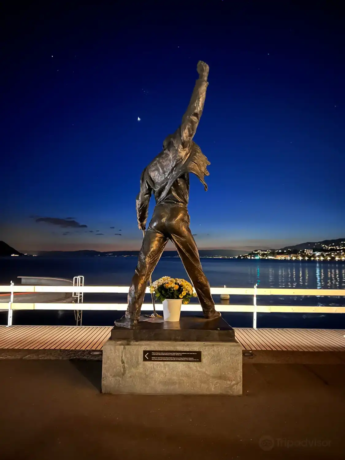 Hotels near Freddie Mercury statue