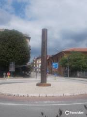 Arnaldo Pomodoro - Colonna del Viaggiatore