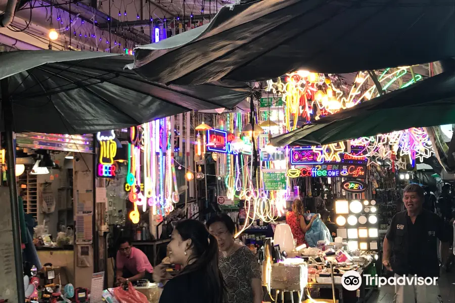 Klong Thom Night Market