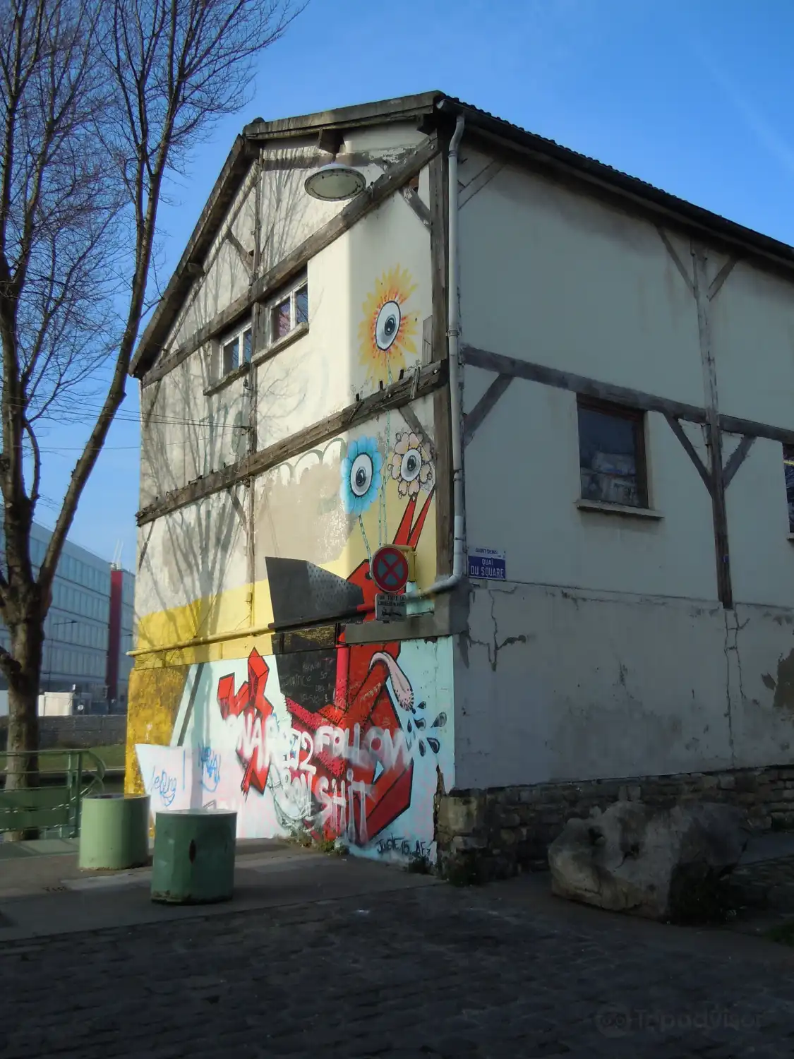 Hôtels à proximité de : Fresque Chien Rouge