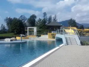 Hallen und Freibad mit Saunalandschaft