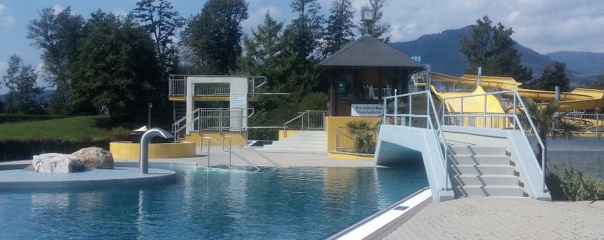 Hallen und Freibad mit Saunalandschaft