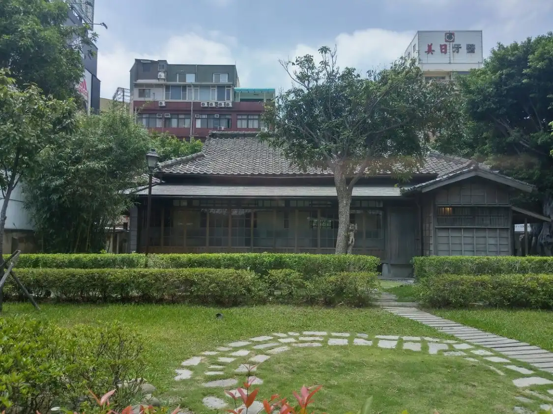 Hotel dekat The Residence of Principal Hsin Chih-Ping