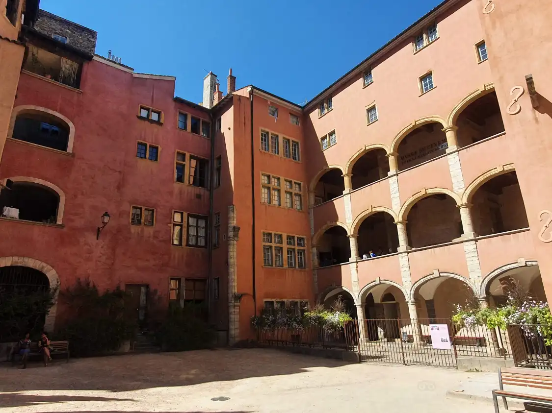 Hotel in zona Il lungo Traboule