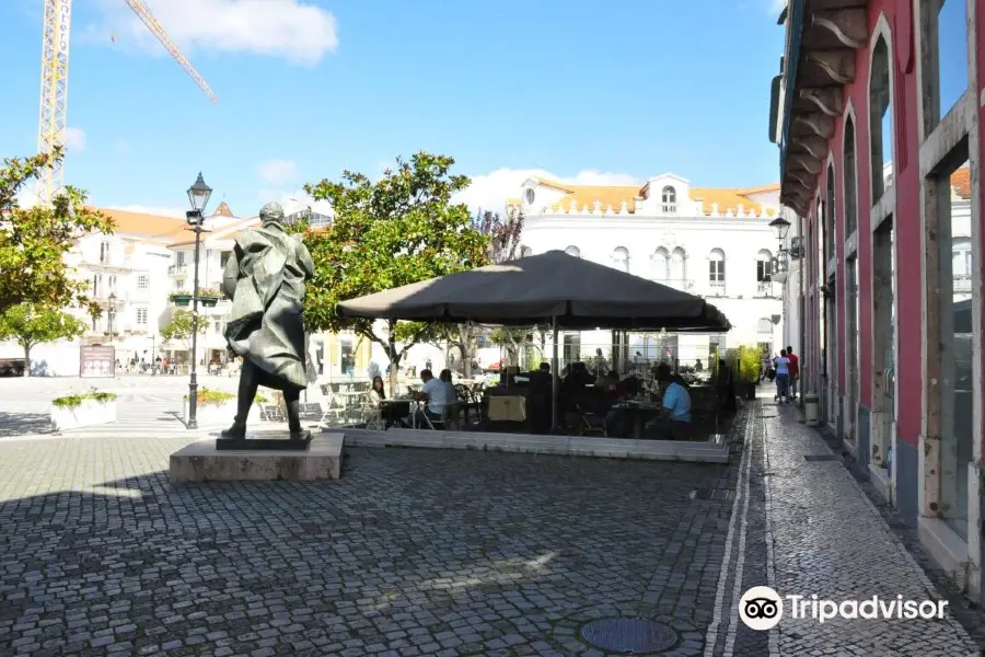 Rodrigues Lobo Square