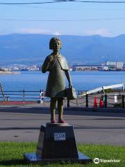 "Statue of Kimi-chan," the girl in red shoes