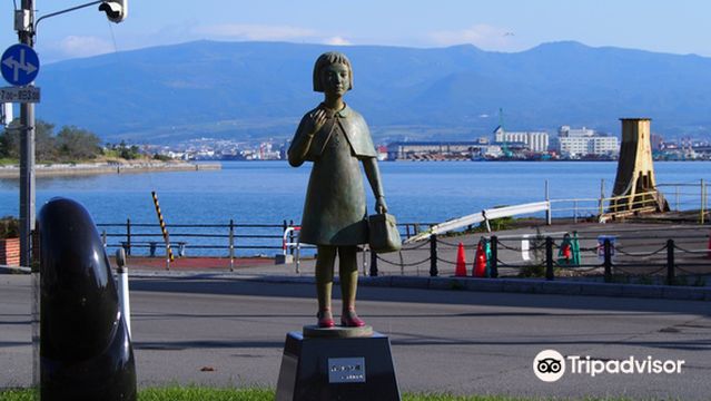 "Statue of Kimi-chan," the girl in red shoes