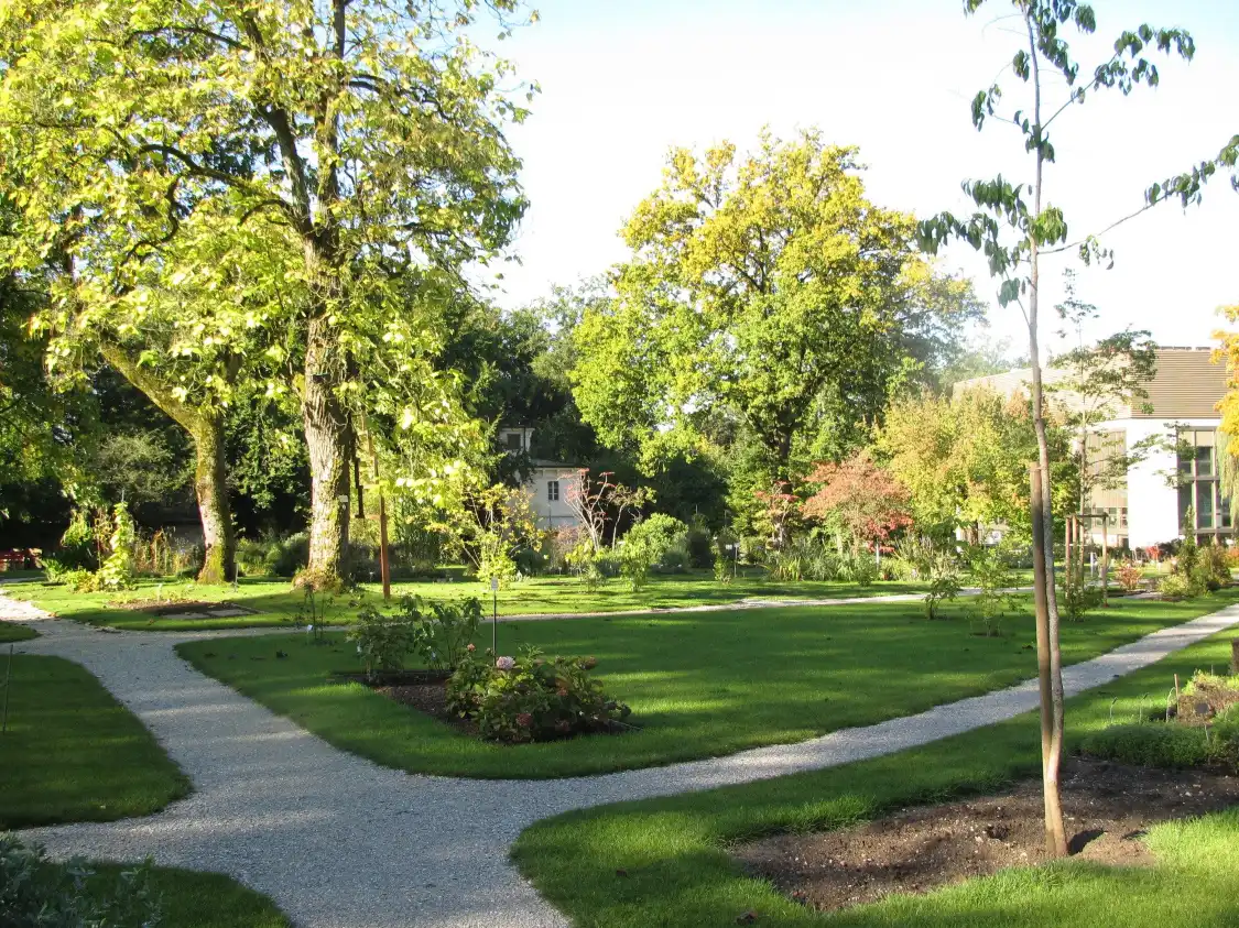 Отели рядом с достопримечательностью «Jardin botanique de l'Université de Fribourg»