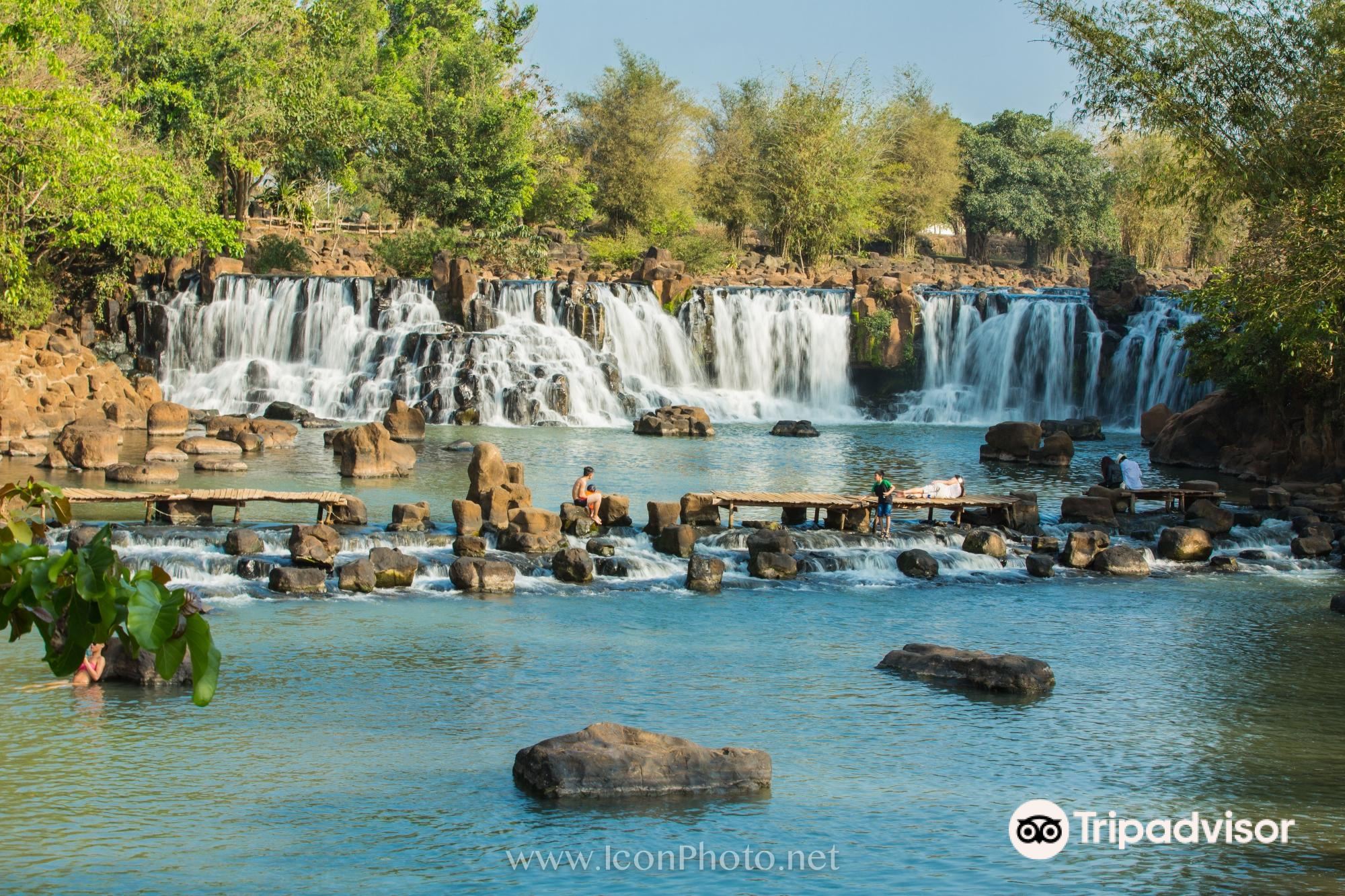 Giang Dien Waterfall, Dong Nai, Vietnam view from above with long exposure  photography makes the water smooth as silk. It attracts tourists weekend  resort Stock Photo