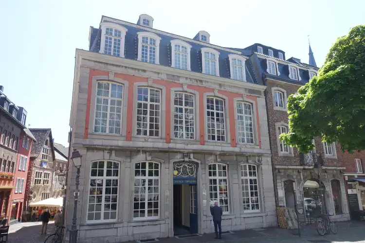 Hotel dekat Couven Museum
