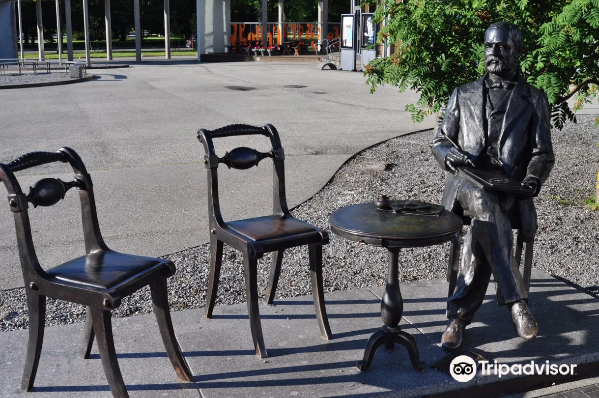 3_Statue of Peter Carl Faberge