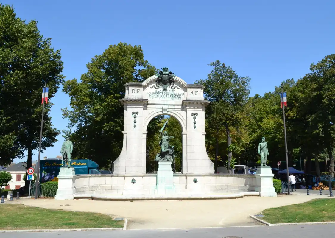 A la memoire des enfants d'Eure-et-Loir morts pour la Patrie 주변 호텔