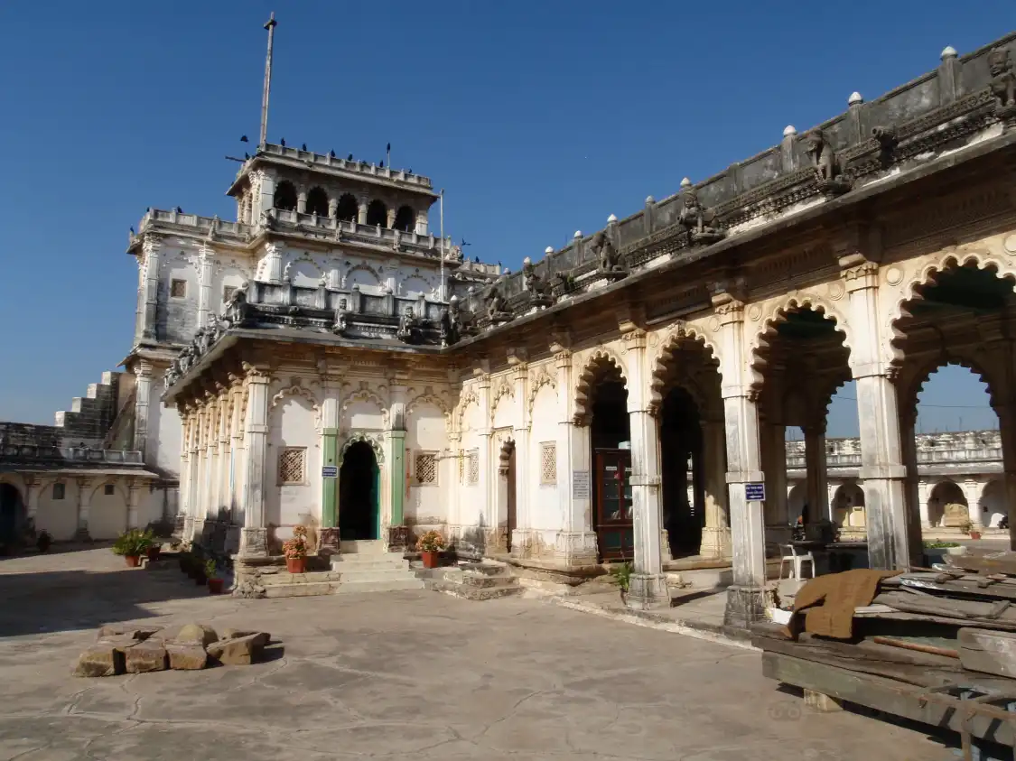 Hotels near Lakhota Fort