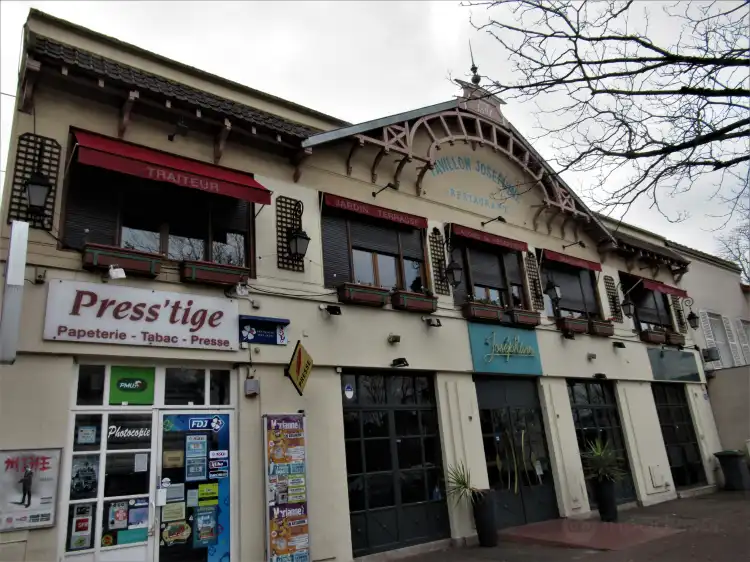 Hotels near Fresque "Le restaurant"