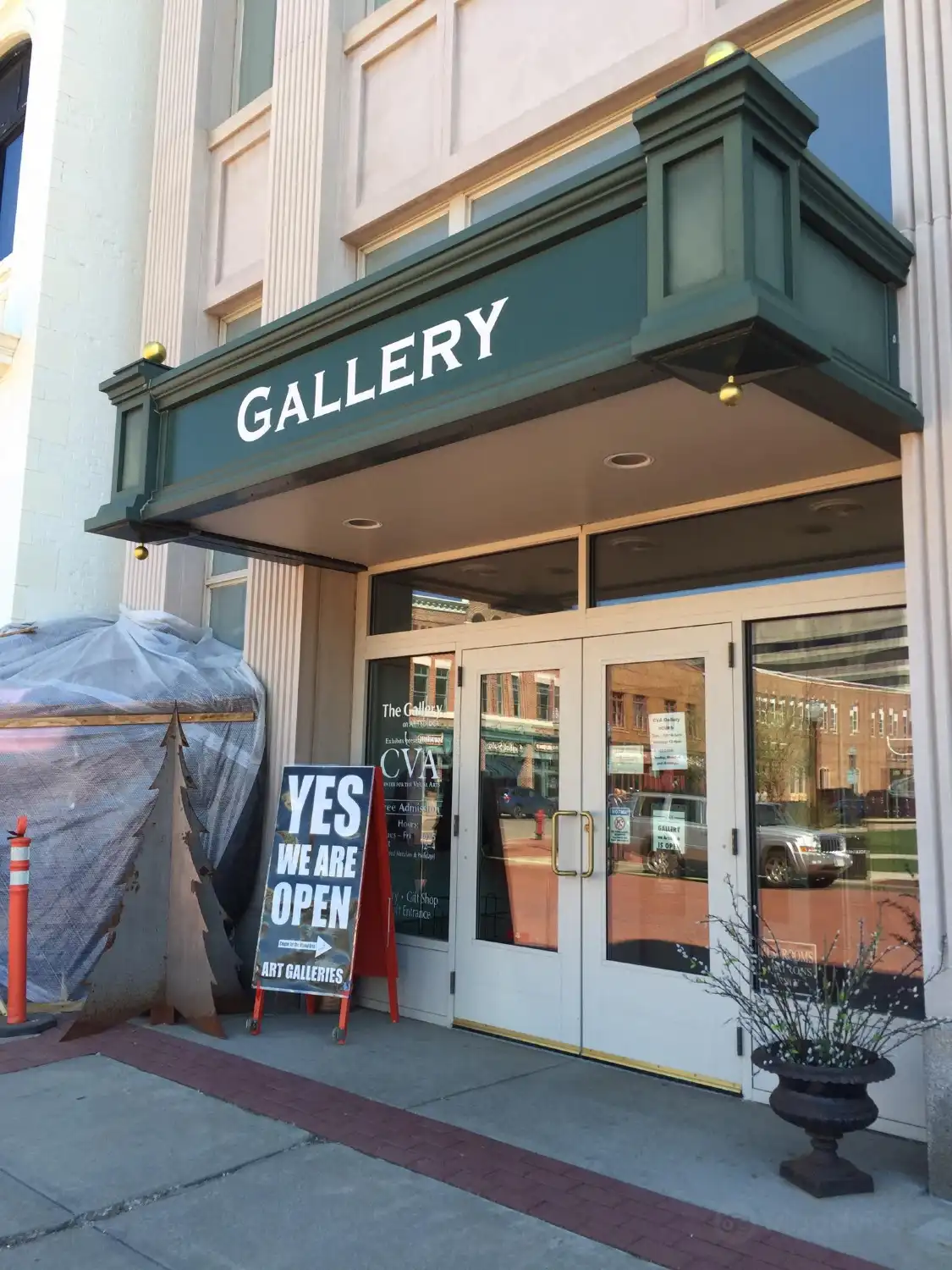 Hotels near Center For The Visual Arts