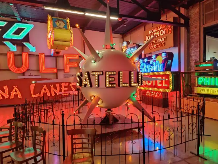 Hotels near American Sign Museum