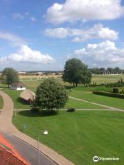 Tumulus, pierres runiques et église de Jelling