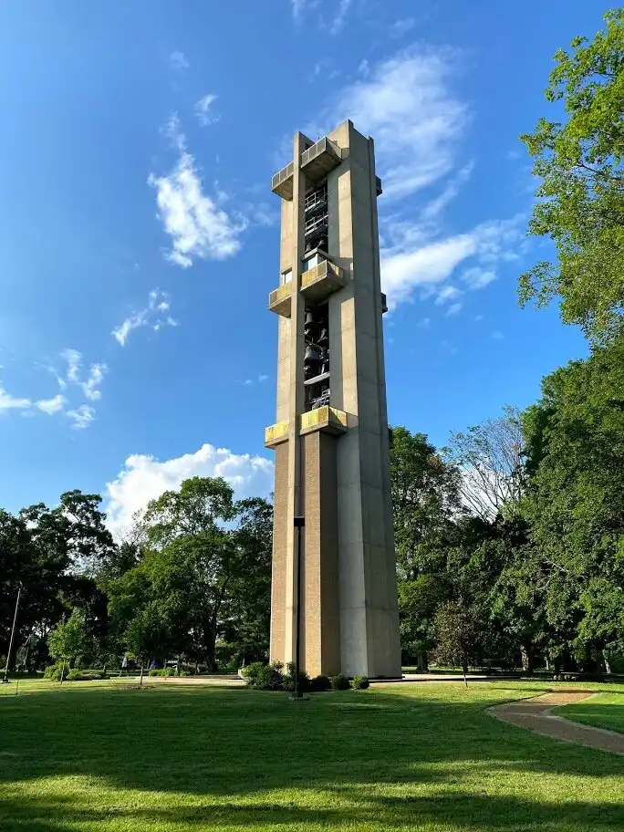 Hotel dekat Rees Memorial Carillon