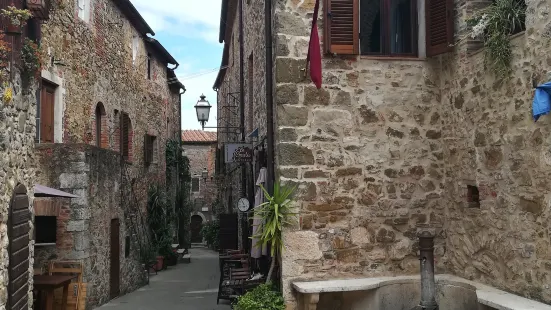 Piazza del Castello di Montemerano