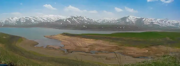 Hotels near Spandaryan Water Reservoir