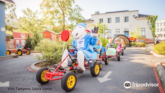 Herra Hakkaraisen talo - The House of Mr. Clutterbuck