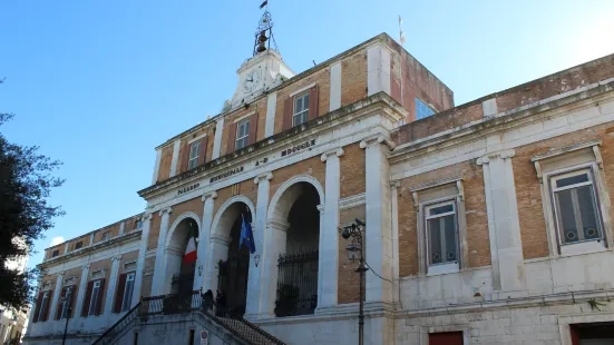 Palazzo di Citta e chiostro di San Francesco