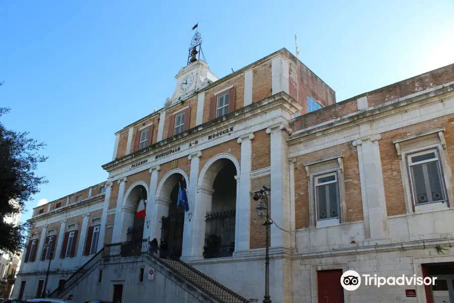 Palazzo di Citta e chiostro di San Francesco