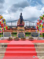 Phra Nang Chamthewi Statue