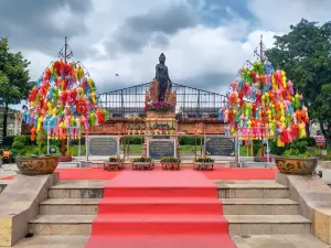 Phra Nang Chamthewi Statue