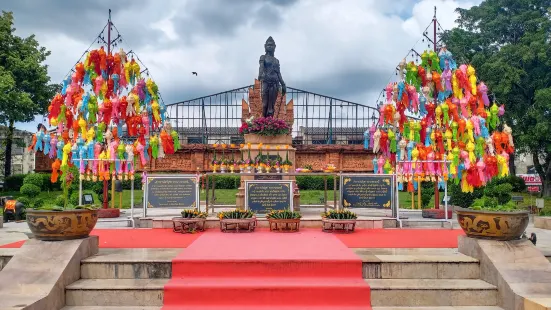 Phra Nang Chamthewi Statue