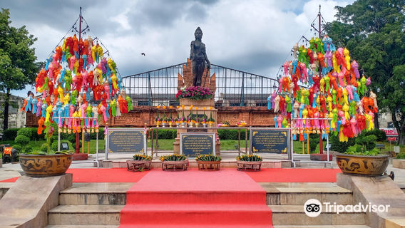 Phra Nang Chamathewi Monument