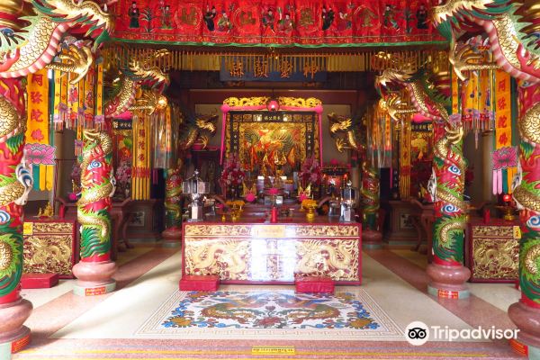 Chao Por Chao Mae Na Pha Shrine