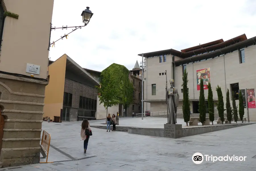 Monument a l'abat Oliba a Vic