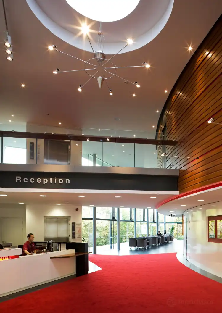 Hotel dekat Howden Park Centre