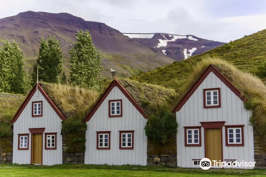 The Old Farmhouse Laufas