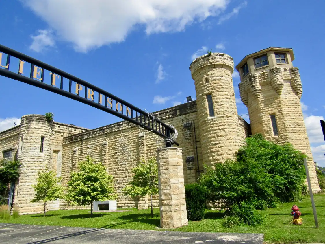 Hotels near Old Joliet Prison
