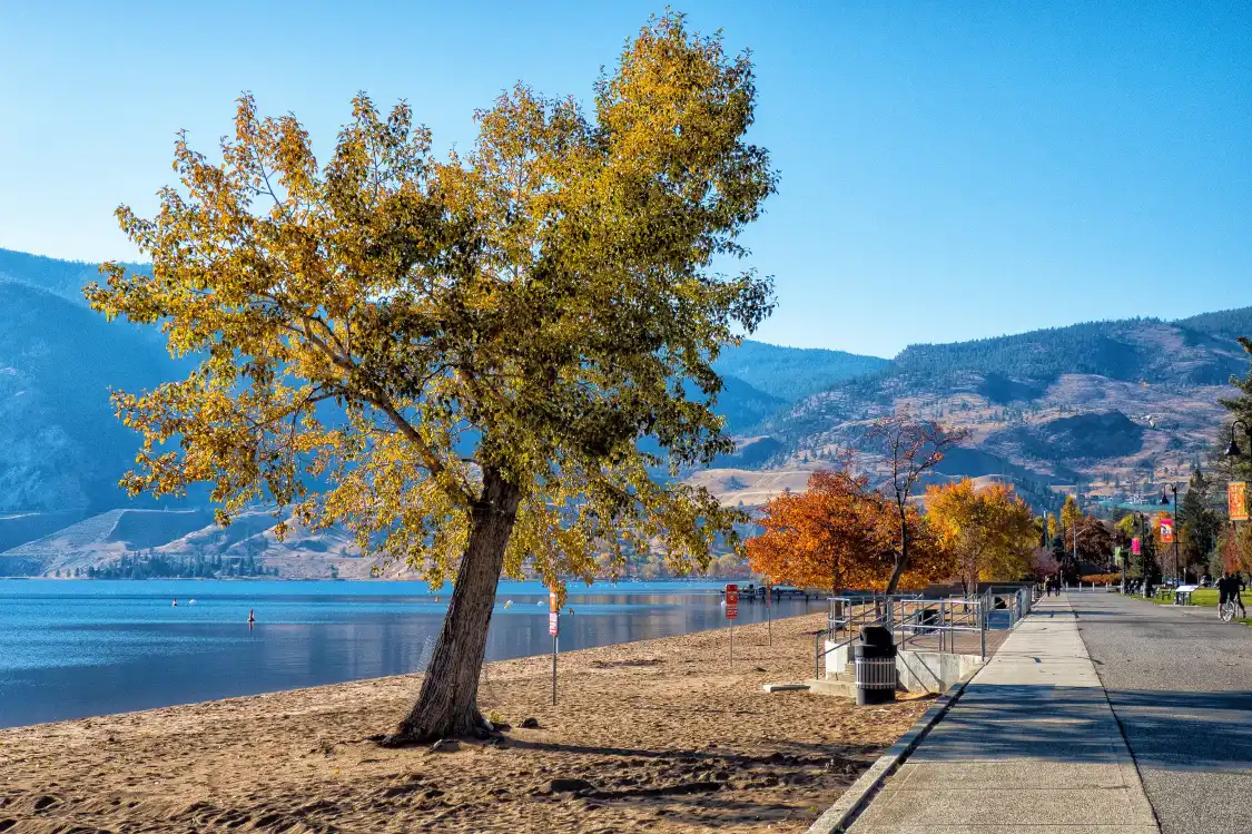 Hotels near Skaha Lake Park