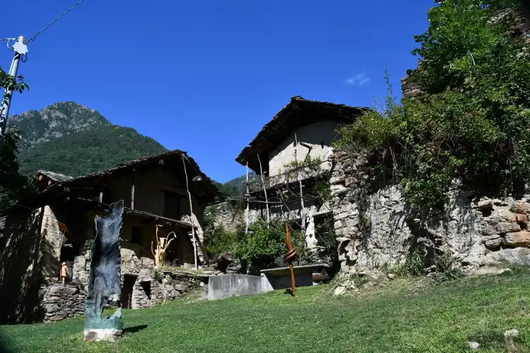 Hotels in Perloz
