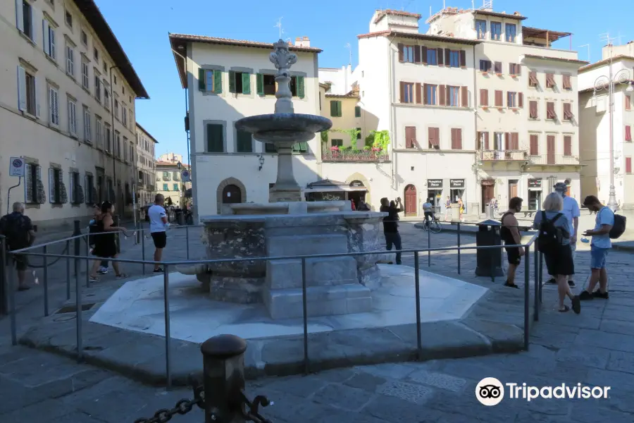 Fontana di Piazza Santa Croce