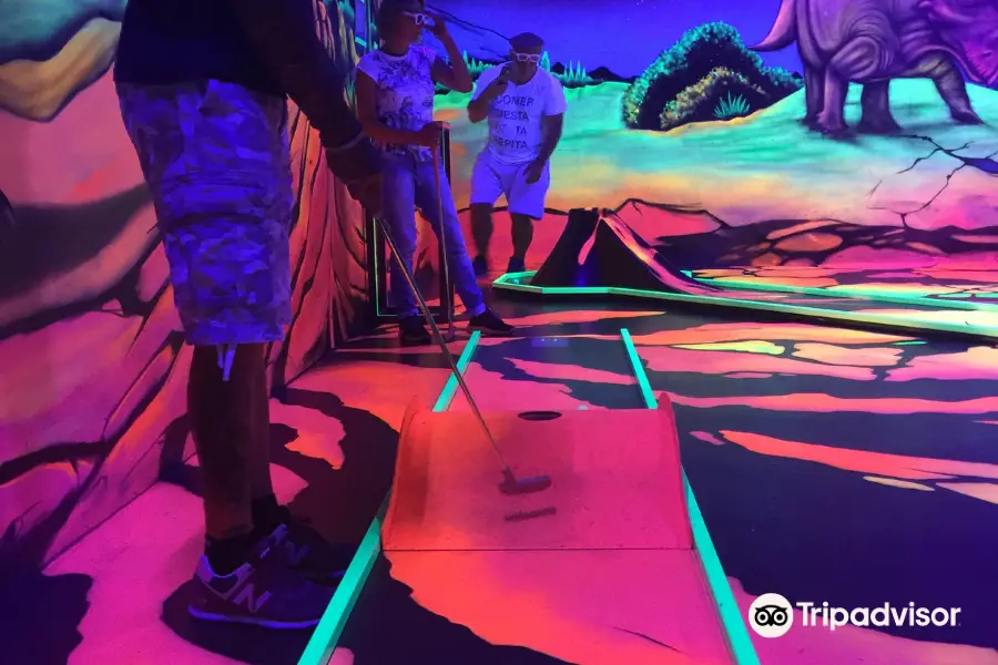 GlowZone 4D Schwarzlicht Minigolf Mainz