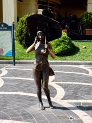 Скульптурная композиция "Девушка с зонтом"