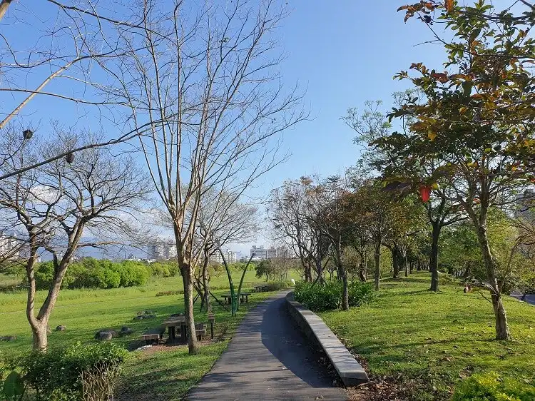 Yilan Riverside Park 주변 호텔