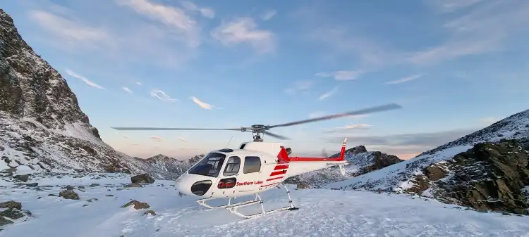 Hotels in der Nähe von Glacier Southern Lakes Helicopters