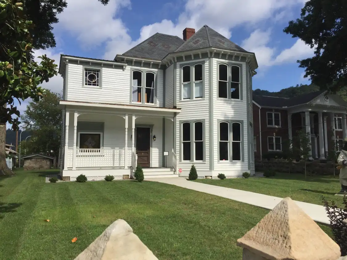 Hotels near Hatfield and McCoy Historic Sites