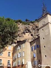 Rocher et grottes troglodytes de Cotignac