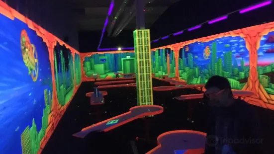 Schwarzlichtpark 3D-Indoor Minigolf & PitPat