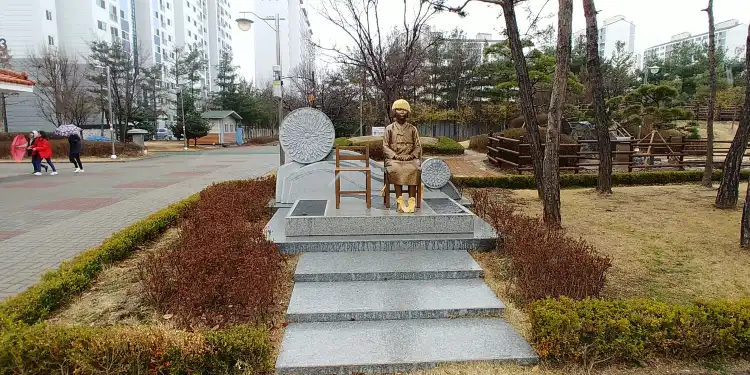 Hotels near Statue of Peace