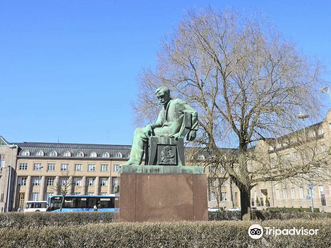 4_Aleksis Kivi Statue