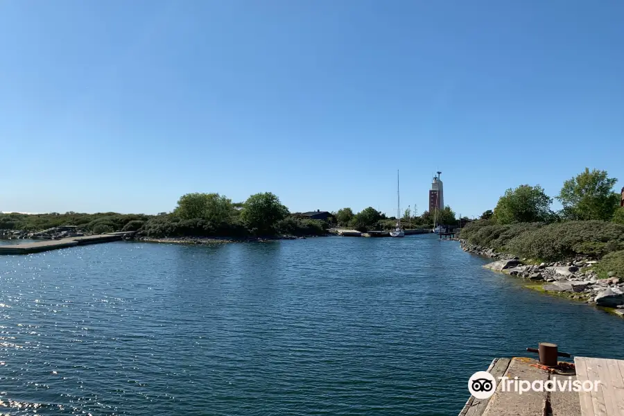 Kylmapihlaja Lighthouse Island